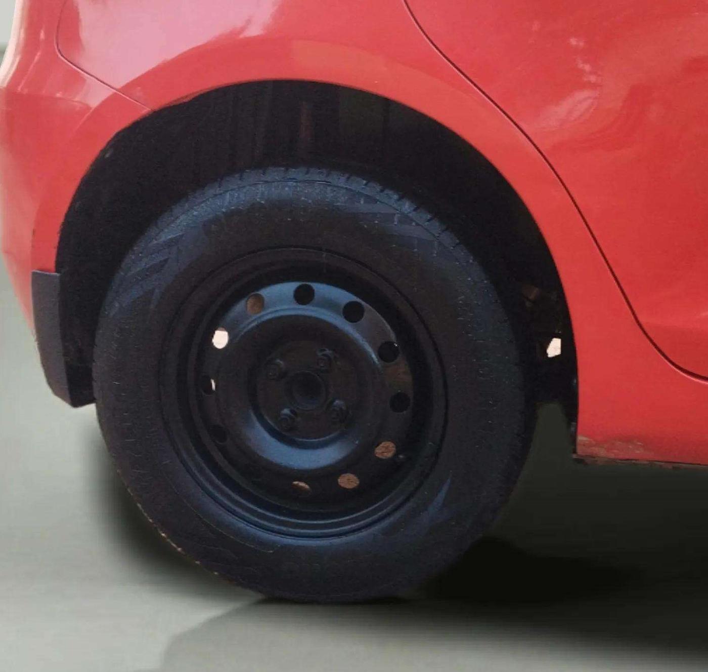 2015 Maruti Swift VDI, Diesel, Manual, 1,03,648 km, Right Rear Wheel
