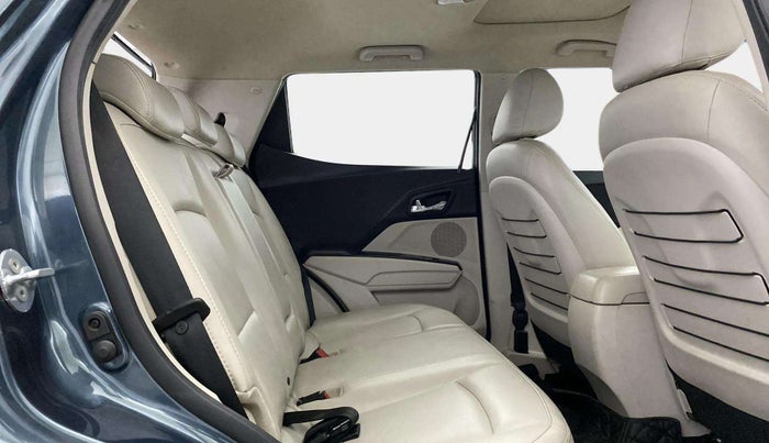 2021 Mahindra XUV300 W8 (O) 1.5 DIESEL AMT DUAL TONE, Diesel, Automatic, 67,955 km, Right Side Rear Door Cabin