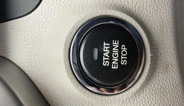 2021 Mahindra XUV300 W8 (O) 1.5 DIESEL AMT DUAL TONE, Diesel, Automatic, 67,955 km, Keyless Start/ Stop Button