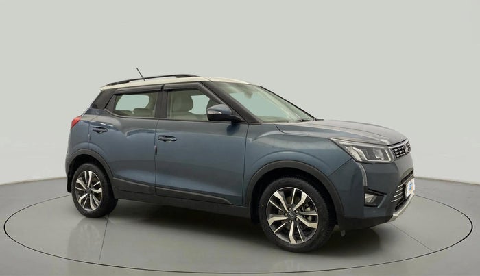 2021 Mahindra XUV300 W8 (O) 1.5 DIESEL AMT DUAL TONE, Diesel, Automatic, 67,955 km, Right Front Diagonal