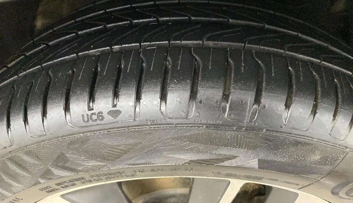 2021 Mahindra XUV300 W8 (O) 1.5 DIESEL AMT DUAL TONE, Diesel, Automatic, 67,955 km, Right Front Tyre Tread