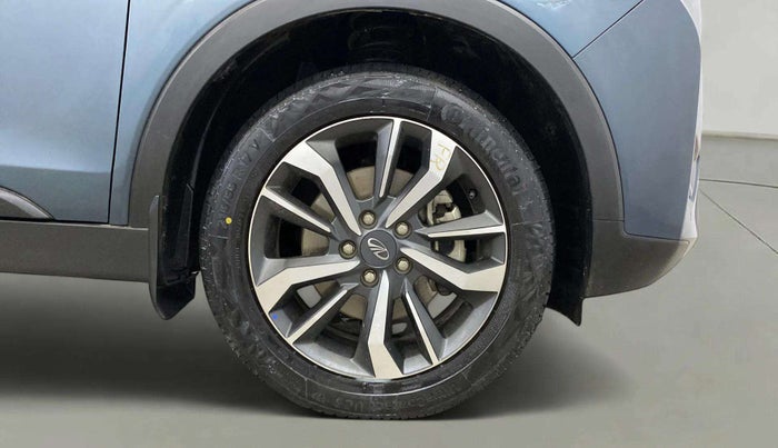 2021 Mahindra XUV300 W8 (O) 1.5 DIESEL AMT DUAL TONE, Diesel, Automatic, 67,955 km, Right Front Wheel