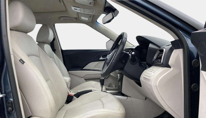 2021 Mahindra XUV300 W8 (O) 1.5 DIESEL AMT DUAL TONE, Diesel, Automatic, 67,955 km, Right Side Front Door Cabin