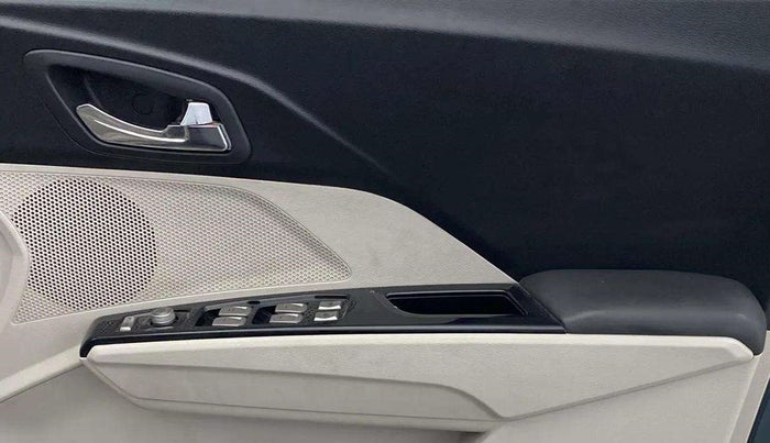 2021 Mahindra XUV300 W8 (O) 1.5 DIESEL AMT DUAL TONE, Diesel, Automatic, 67,955 km, Driver Side Door Panels Control
