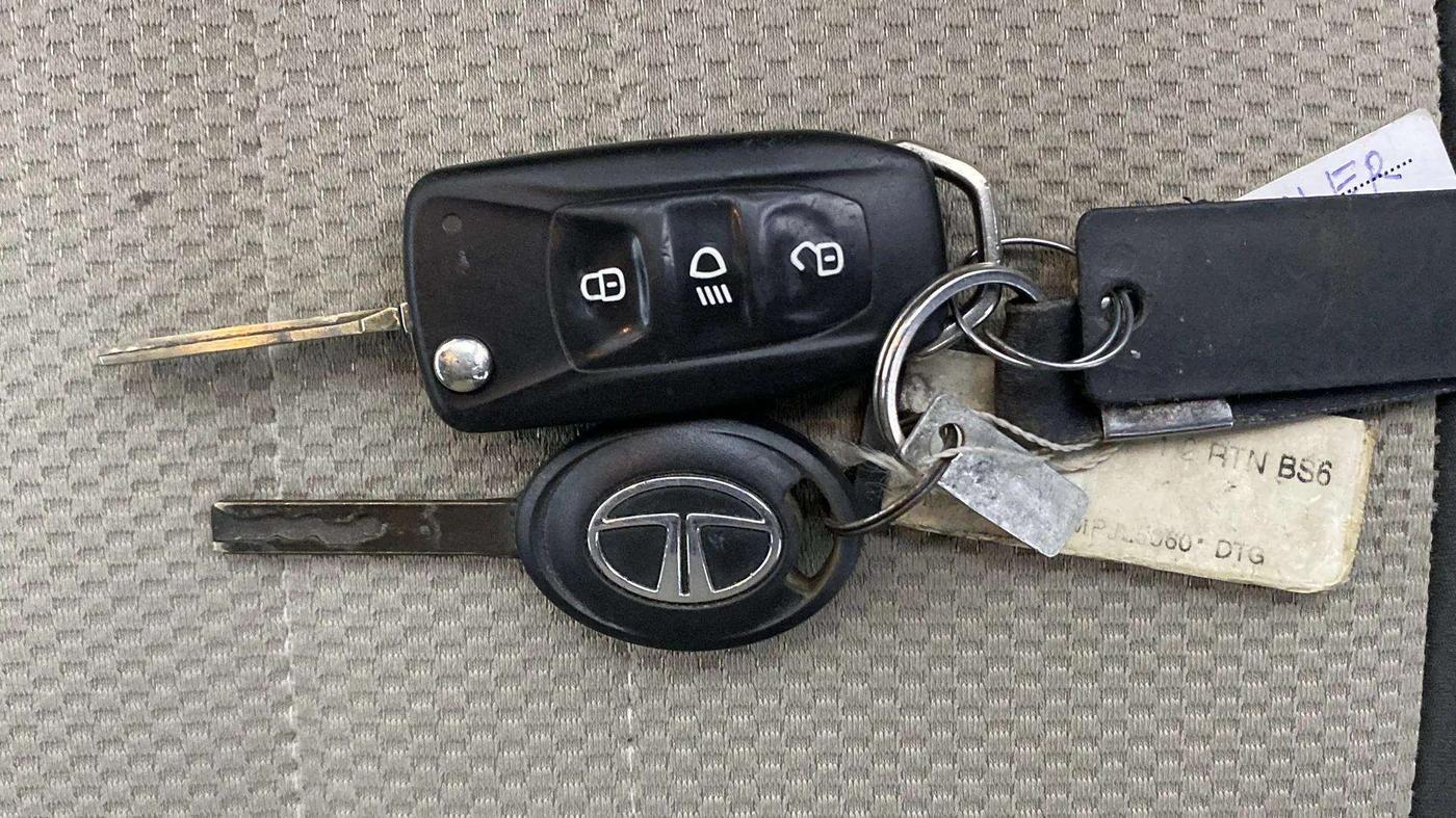 2021 Tata ALTROZ XM PLUS PETROL, Petrol, Manual, 39,295 km, Key Close Up