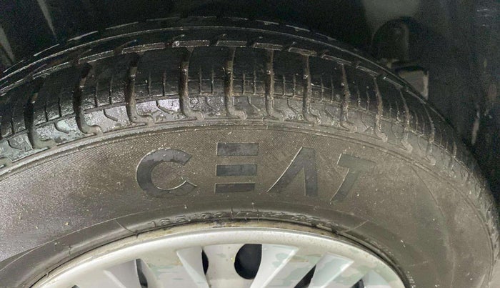 2015 Maruti Swift LXI, Petrol, Manual, 94,518 km, Right Rear Tyre Tread