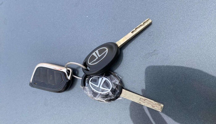2022 Tata PUNCH PURE MT, Petrol, Manual, 29,199 km, Key Close Up
