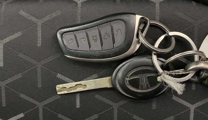 2022 Tata NEXON XE PETROL, Petrol, Manual, 18,288 km, Key Close Up