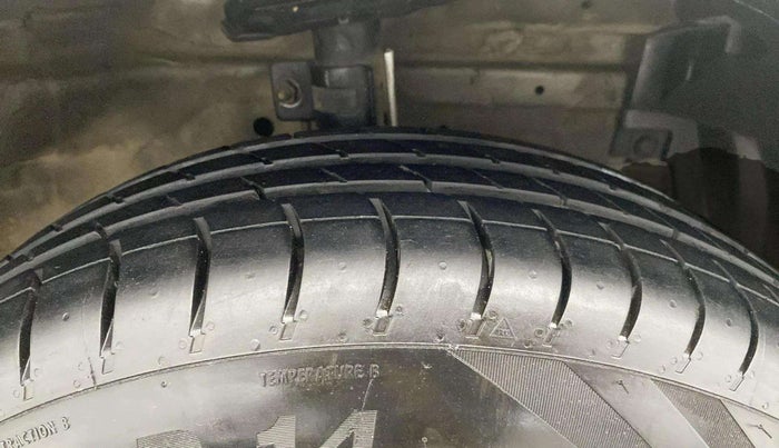 2015 Maruti Swift Dzire VXI, Petrol, Manual, 79,920 km, Right Front Tyre Tread