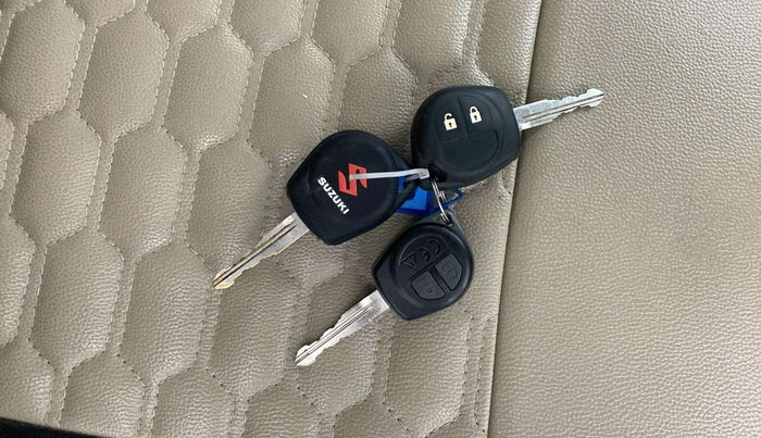 2015 Maruti Swift Dzire VXI, Petrol, Manual, 79,920 km, Key Close Up