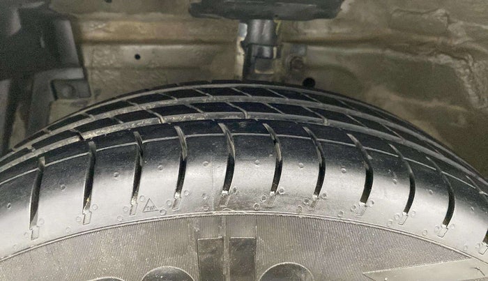 2015 Maruti Swift Dzire VXI, Petrol, Manual, 79,920 km, Left Front Tyre Tread