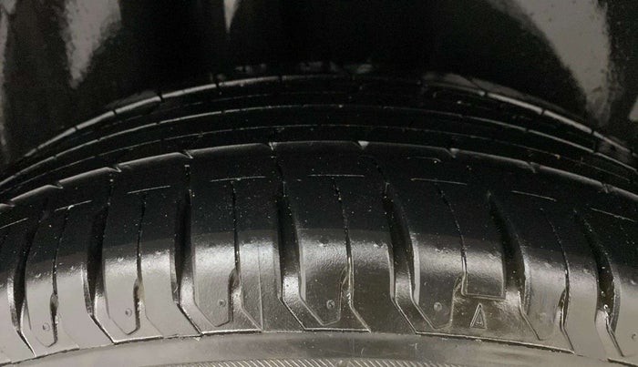 2015 Volkswagen Vento HIGHLINE 1.6 MPI, Petrol, Manual, 74,767 km, Right Rear Tyre Tread