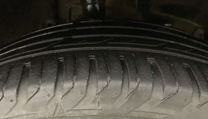 2014 Renault Duster 110 PS RXZ 4X4 MT DIESEL, Diesel, Manual, 1,02,282 km, Right Front Tyre Tread