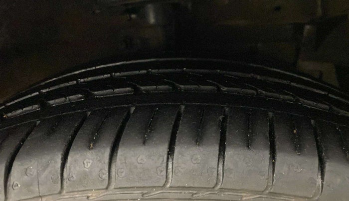 2019 Maruti Ciaz ALPHA  AT 1.5 SHVS PETROL, Petrol, Automatic, 37,052 km, Right Front Tyre Tread