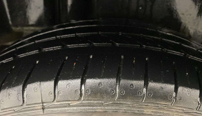 2019 Maruti Ciaz ALPHA  AT 1.5 SHVS PETROL, Petrol, Automatic, 37,052 km, Right Rear Tyre Tread