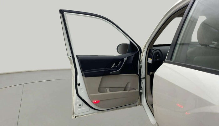 2016 Mahindra XUV500 W8, Diesel, Manual, 59,437 km, LHS Front Door