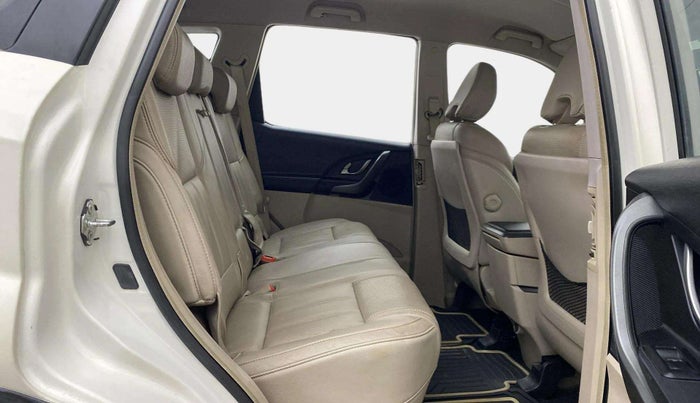 2016 Mahindra XUV500 W8, Diesel, Manual, 59,437 km, Right Side Rear Door Cabin