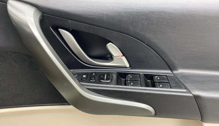 2016 Mahindra XUV500 W8, Diesel, Manual, 59,437 km, Driver Side Door Panels Control