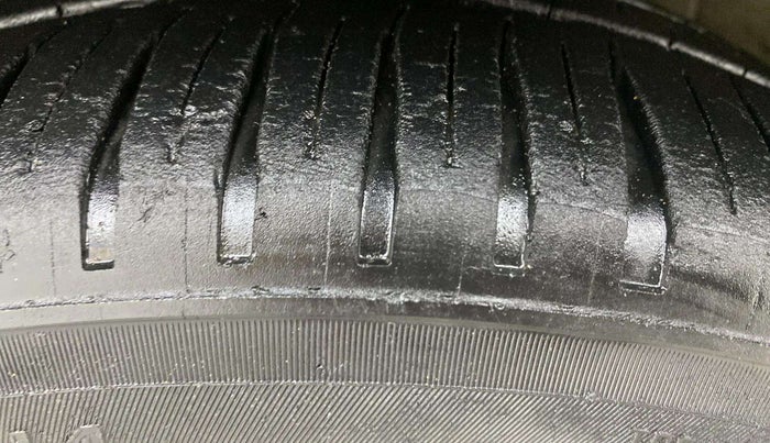 2014 Honda Brio S MT, Petrol, Manual, 51,105 km, Left Front Tyre Tread
