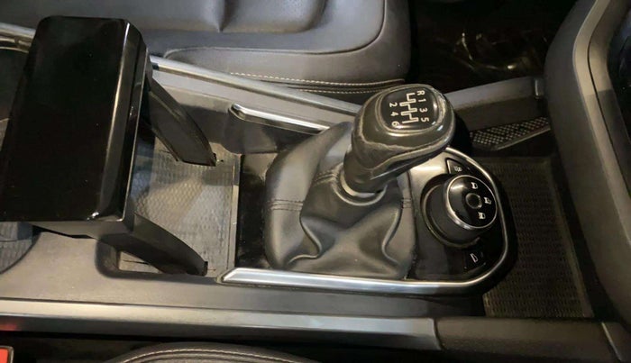 2019 Tata Harrier XZ 2.0L DARK EDITION, Diesel, Manual, 91,598 km, Gear lever - Knob cover torn