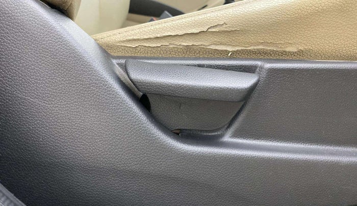 2018 Hyundai Eon ERA +, Petrol, Manual, 99,804 km, Driver Side Adjustment Panel