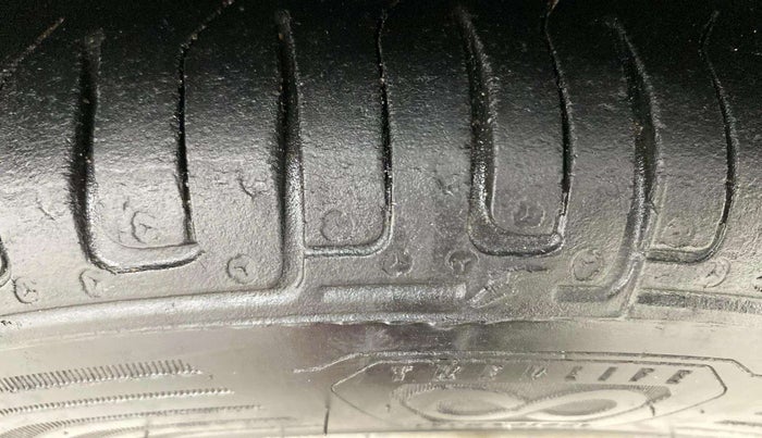 2018 Hyundai Eon ERA +, Petrol, Manual, 99,804 km, Left Front Tyre Tread