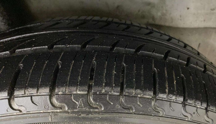 2013 Honda Brio S MT, Petrol, Manual, 80,224 km, Right Rear Tyre Tread