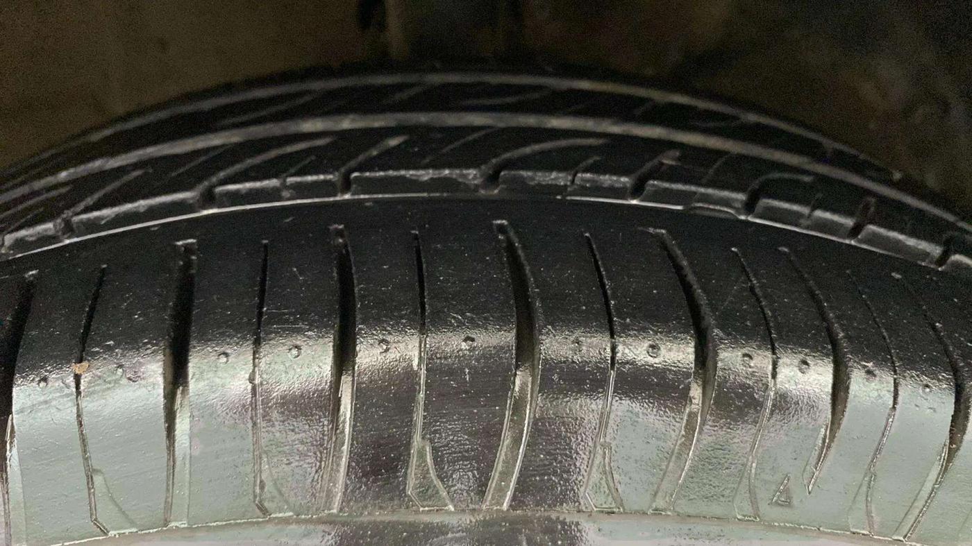 2021 Maruti Dzire VXI, Petrol, Manual, 30,893 km, Right Front Tyre Tread