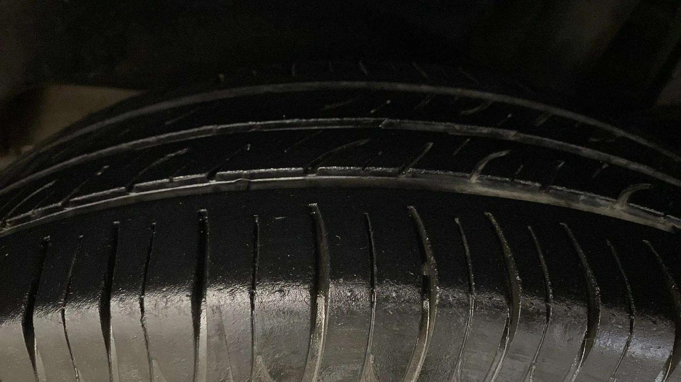 2021 Maruti Dzire VXI, Petrol, Manual, 30,893 km, Left Rear Tyre Tread