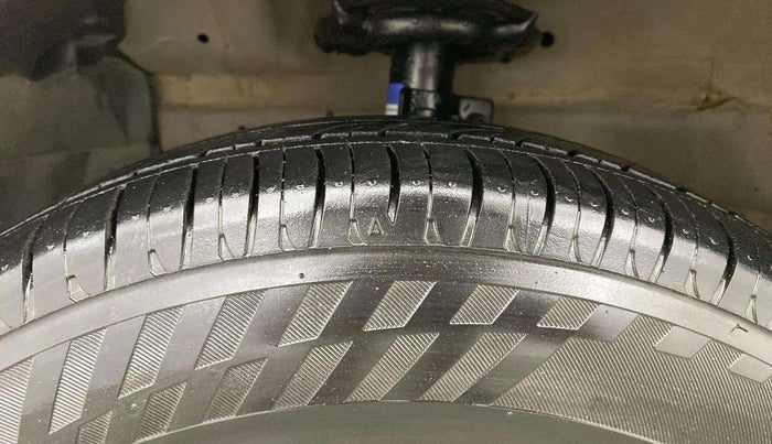 2013 Maruti Swift Dzire VXI, Petrol, Manual, 51,014 km, Left Front Tyre Tread