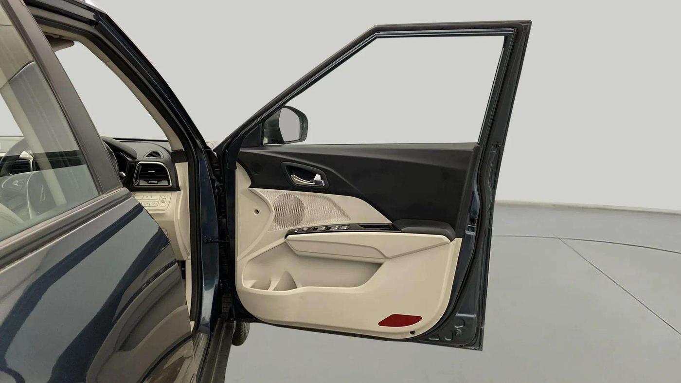 2021 Mahindra XUV300 W8 (O) 1.2 PETROL, Petrol, Manual, 67,356 km, RHS Front Door