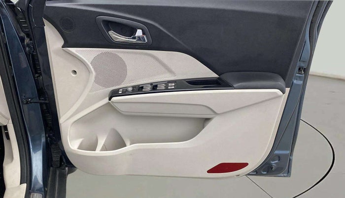2021 Mahindra XUV300 W8 (O) 1.2 PETROL, Petrol, Manual, 67,356 km, Driver Side Door Panels Control
