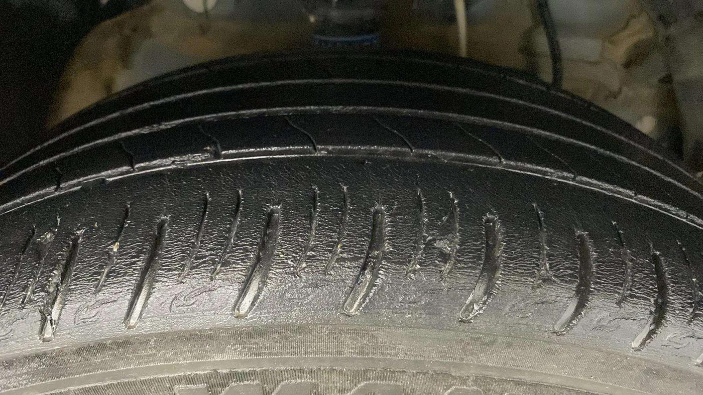 2021 Mahindra XUV300 W8 (O) 1.2 PETROL, Petrol, Manual, 67,356 km, Right Front Tyre Tread