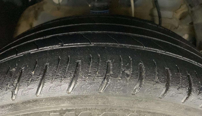 2021 Mahindra XUV300 W8 (O) 1.2 PETROL, Petrol, Manual, 67,356 km, Right Front Tyre Tread