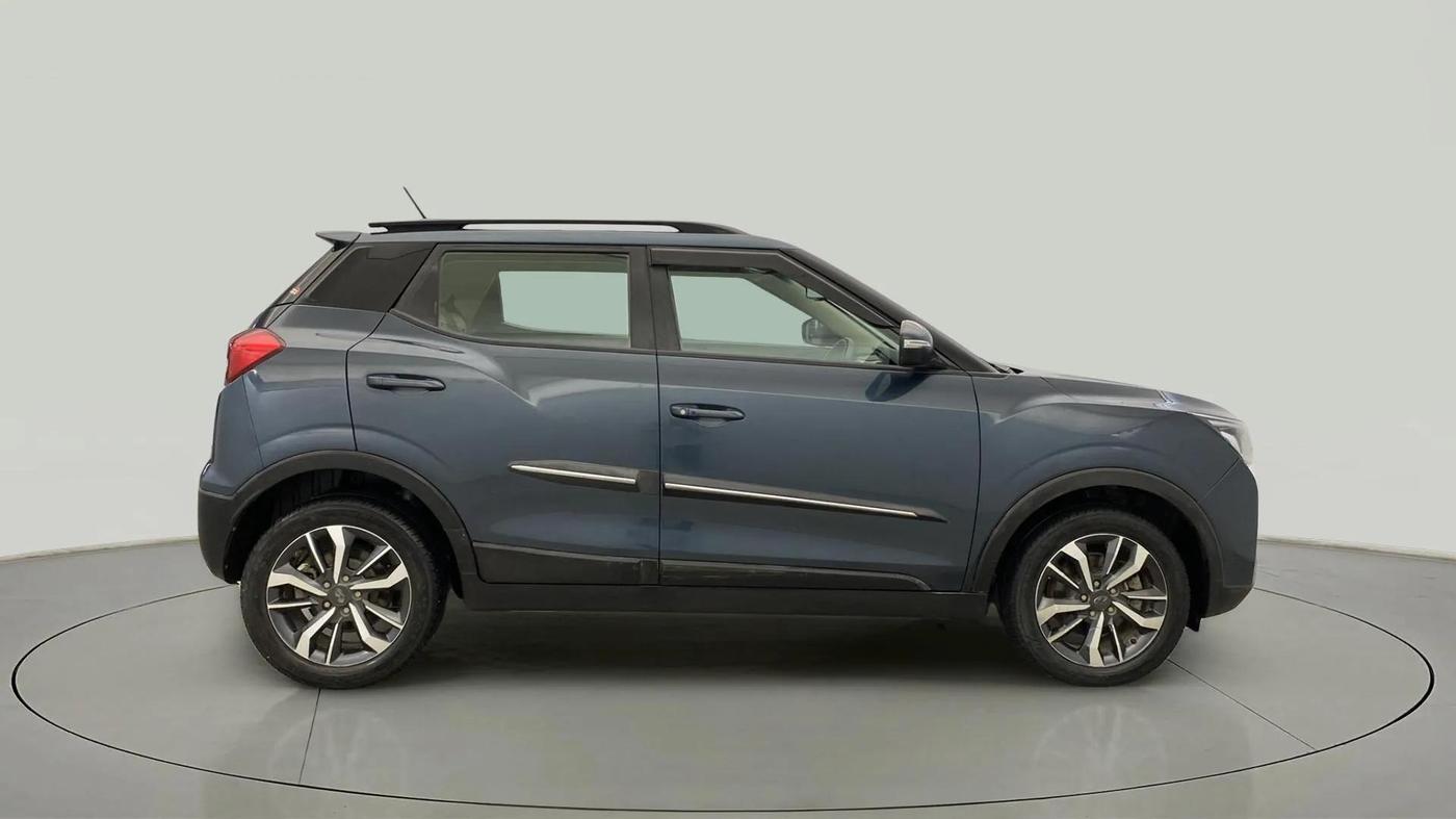 2021 Mahindra XUV300 W8 (O) 1.2 PETROL, Petrol, Manual, 67,356 km, Right Side View