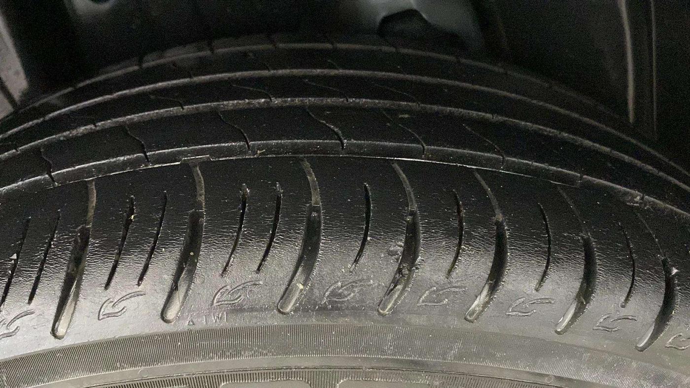 2021 Mahindra XUV300 W8 (O) 1.2 PETROL, Petrol, Manual, 67,356 km, Right Rear Tyre Tread