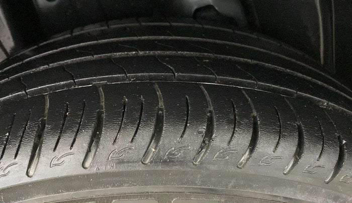 2021 Mahindra XUV300 W8 (O) 1.2 PETROL, Petrol, Manual, 67,356 km, Right Rear Tyre Tread