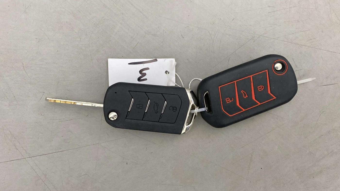2021 Mahindra XUV300 W8 (O) 1.2 PETROL, Petrol, Manual, 67,356 km, Key Close Up