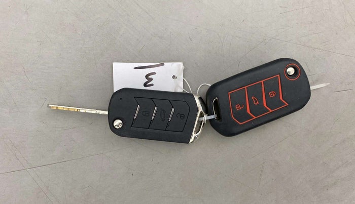 2021 Mahindra XUV300 W8 (O) 1.2 PETROL, Petrol, Manual, 67,356 km, Key Close Up