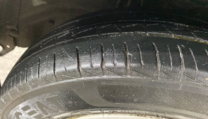 2022 Maruti Alto LXI OPT CNG, CNG, Manual, 32,710 km, Left front tyre - Minor crack