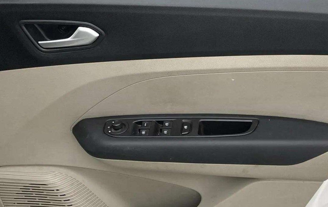 Driver-side-door-panel-control-39