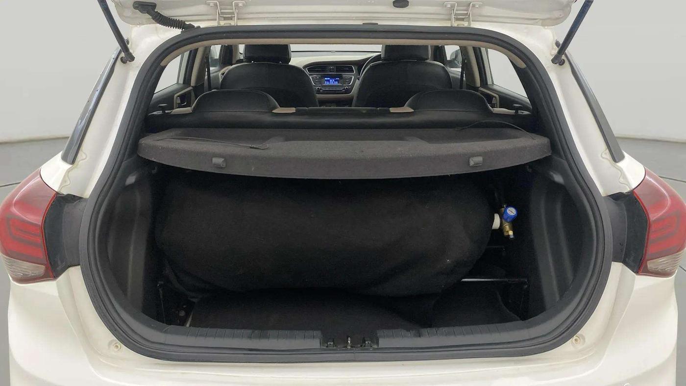 2018 Hyundai Elite i20 SPORTZ 1.2, CNG, Manual, 68,009 km, Boot Inside