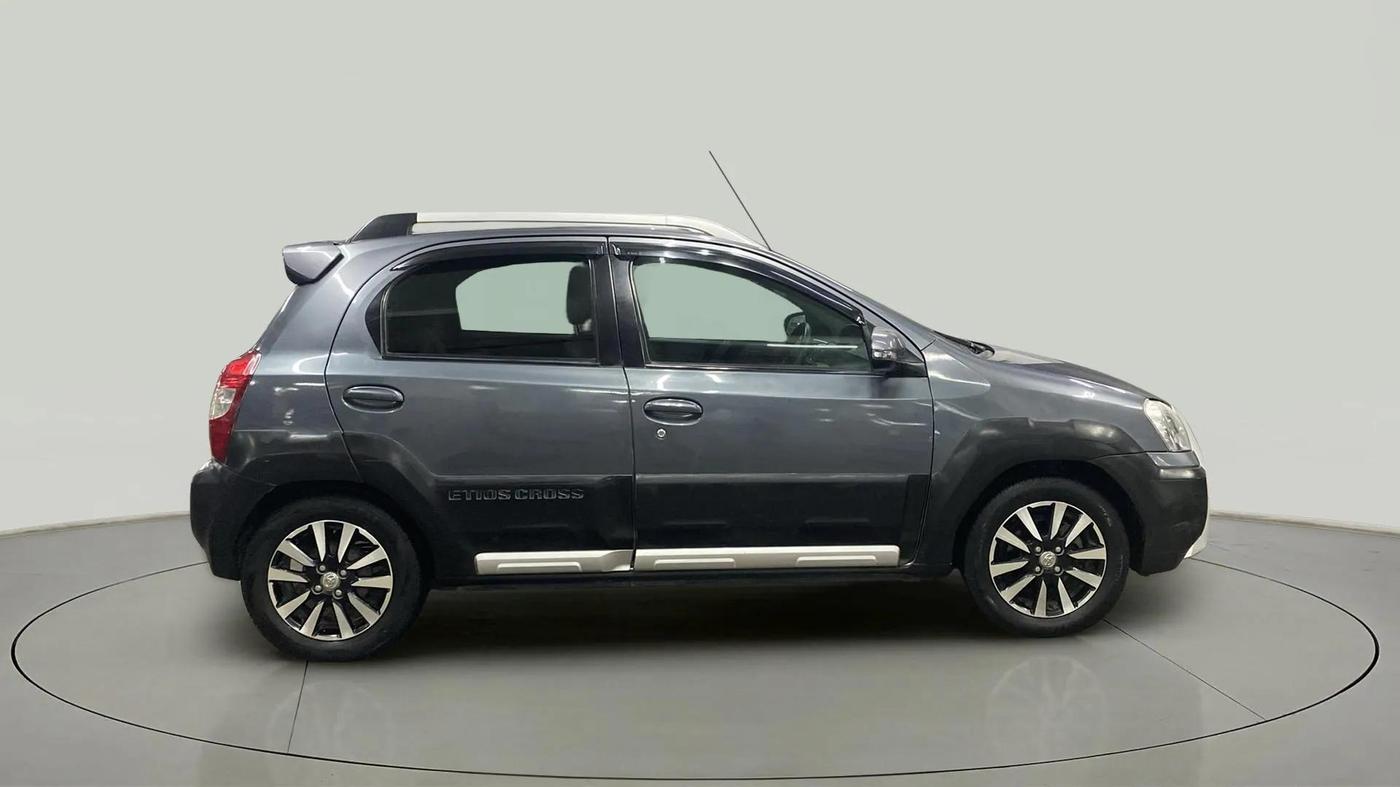 2015 Toyota Etios CROSS 1.2 G, CNG, Manual, 42,615 km, Right Side View