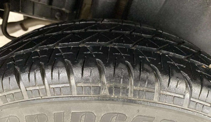 2014 Maruti Swift LXI, Petrol, Manual, 59,744 km, Right Rear Tyre Tread