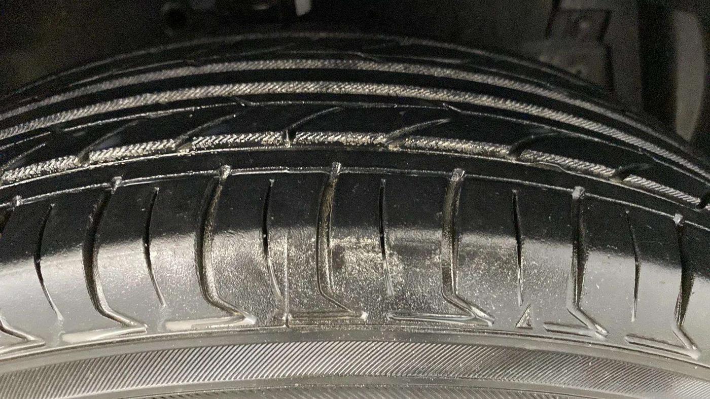 2014 Maruti Swift LXI, Petrol, Manual, 59,744 km, Right Front Tyre Tread