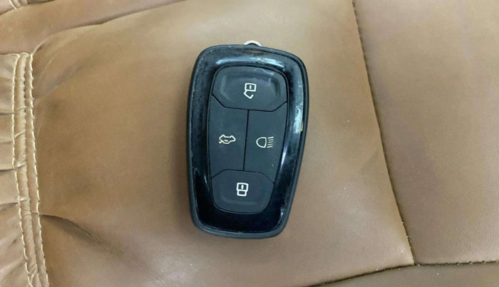 2022 Tata PUNCH CREATIVE  1.2 RTN DUAL TONE, Petrol, Manual, 50,205 km, Key Close Up