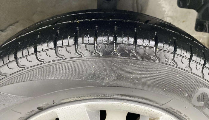 2017 Hyundai Eon ERA +, CNG, Manual, 21,629 km, Right Front Tyre Tread