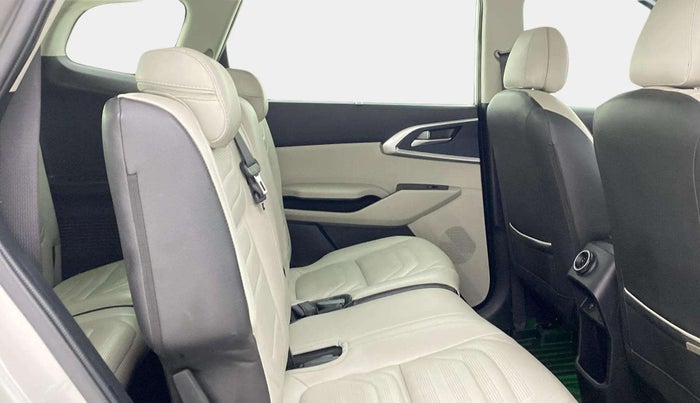 2023 KIA CARENS PREMIUM 1.5 DIESEL IMT 7 STR, Diesel, Manual, 19,036 km, Right Side Rear Door Cabin