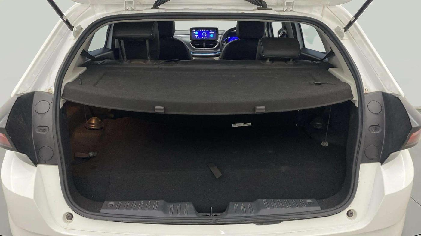 2024 Tata ALTROZ XZ PLUS SUNROOF CNG, CNG, Manual, 10,410 km, Boot Inside