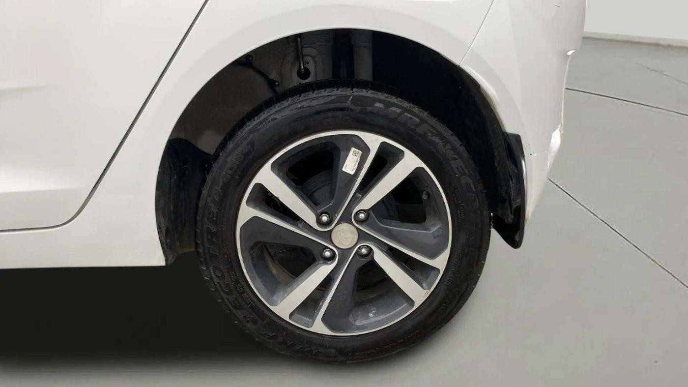 2024 Tata ALTROZ XZ PLUS SUNROOF CNG, CNG, Manual, 10,410 km, Left Rear Wheel
